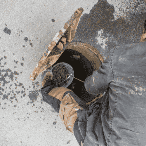 plumber in gold coast fixing blocked drain